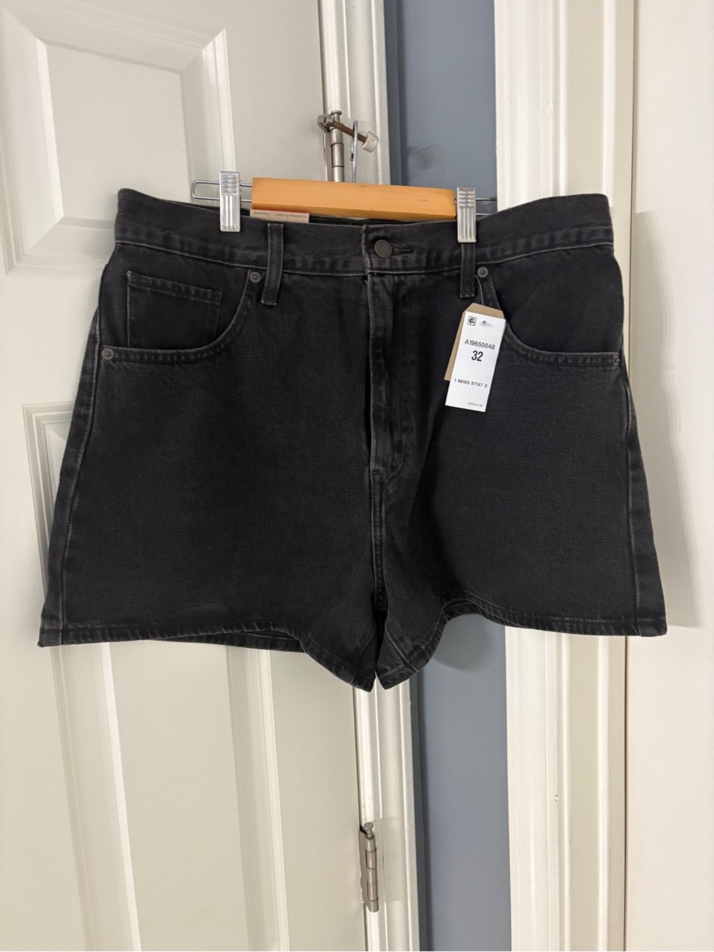High-Rise Levi’s Black Denim Women’s Shorts